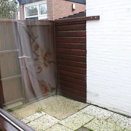 Nyaraló 3-bedroom Home, Walking Distance To Train Station