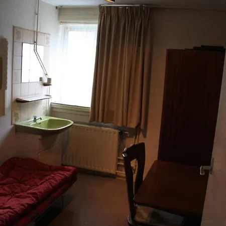 Nyaraló 3-bedroom Home, Walking Distance To Train Station