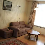 Holiday home 3-bedroom Home, Walking Distance To Train Station